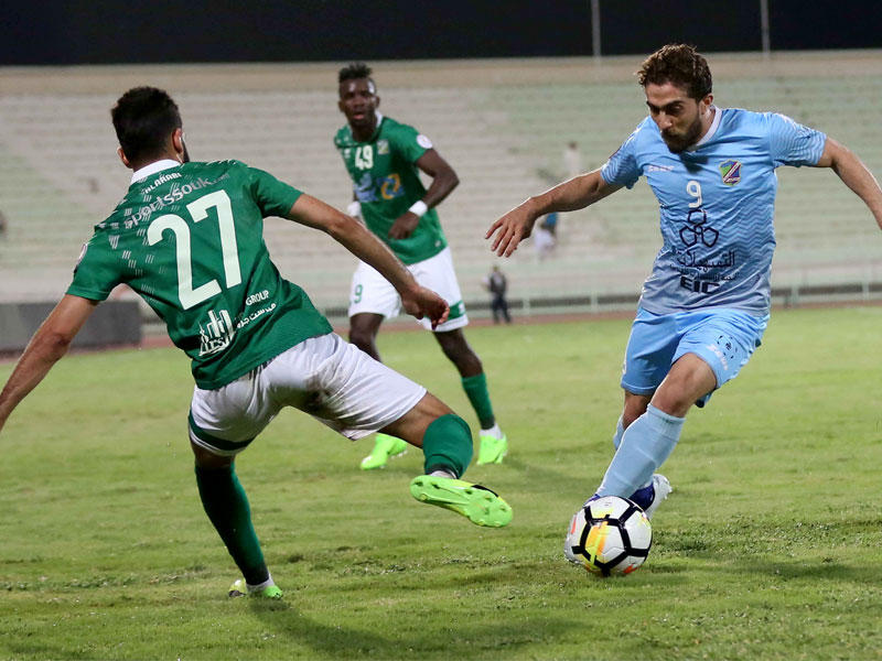 الخطيب محاولاً المرور من دفاع العربي