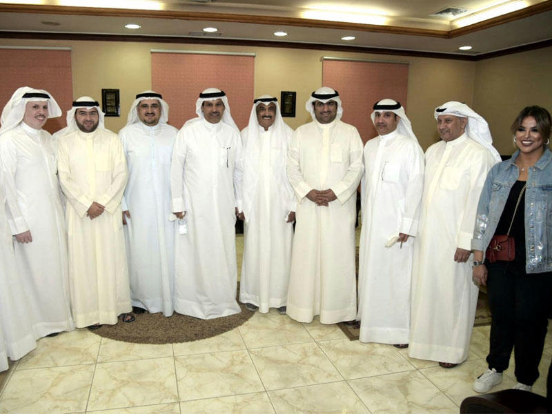 الروضان وقيادات الهيئة مع أعضاء مجلس إدارة نادي الشباب