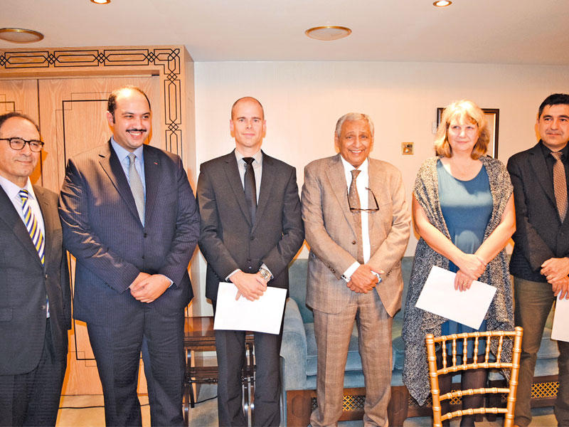 العبدالله والدويسان يتوسطان عدداً من الأكاديميين