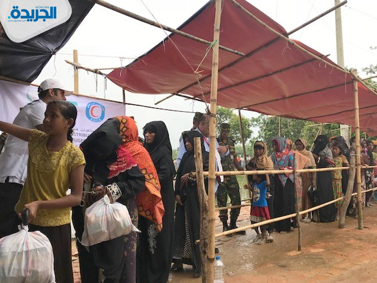 جانب من توزيع المساعدات