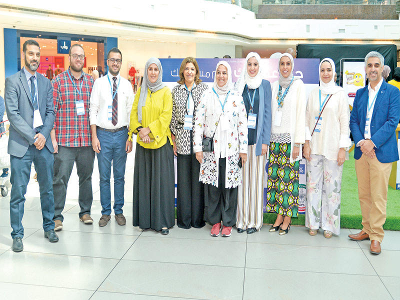 العلي والعيسى والمطيري وعدد من الأطباء خلال اليوم التوعوي (تصوير عبدالله الخلف)