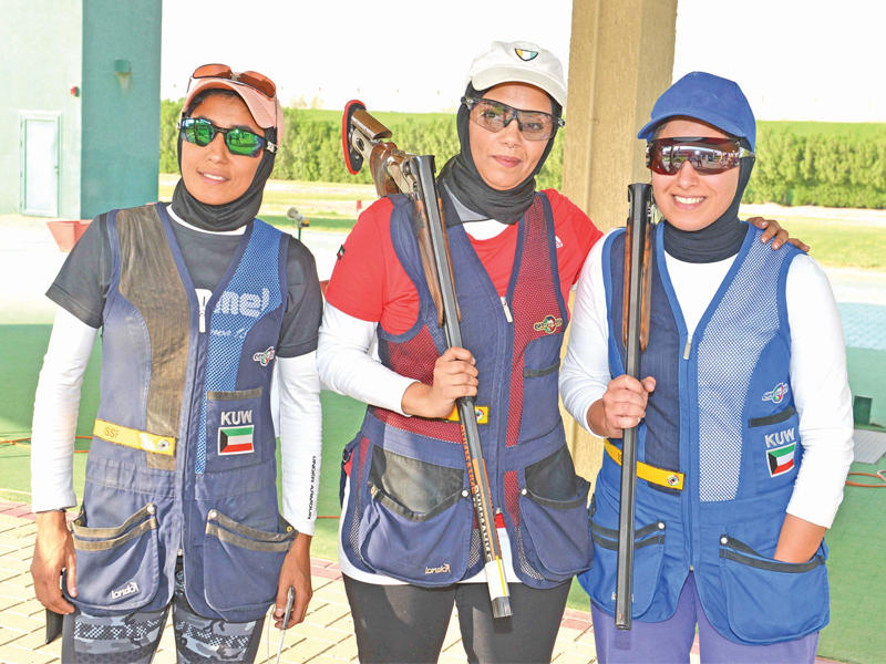 شيخة الرشيدي تتوسط زميلتيها