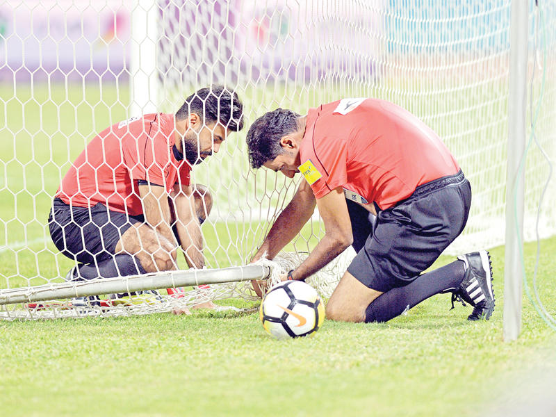 حكما مباراة الجهراء والقادسية يتأكدان من سلامة الشباك