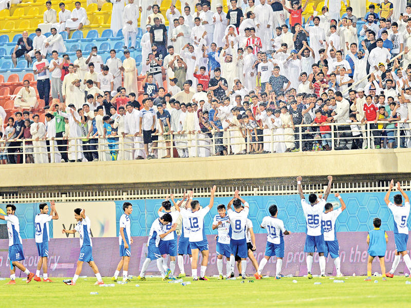 لاعبو الجهراء يردون التحية للجماهير (تصوير عبدالله الخلف)