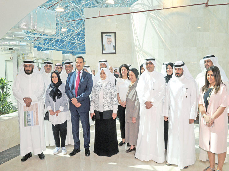 الصبيح والحربي خلال جولة في بنك الدم