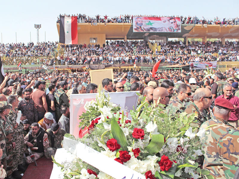 جانب من تشييع اللواء في الجيش السوري عصام زهر الدين في السويداء أمس الأول (إي بي أيه)