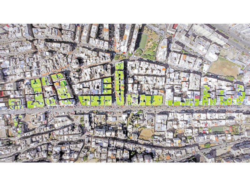 صورة جوية لرسم غرافيتي لكلمة «السلام» يمتد على 85 مبنى في حي باب التبانة في مدينة طرابلس الشمالية، نفذته فرقة اشكمان المكونة من التوأم محمد وعمر قباني (34 عاماً)  (أ ف ب)