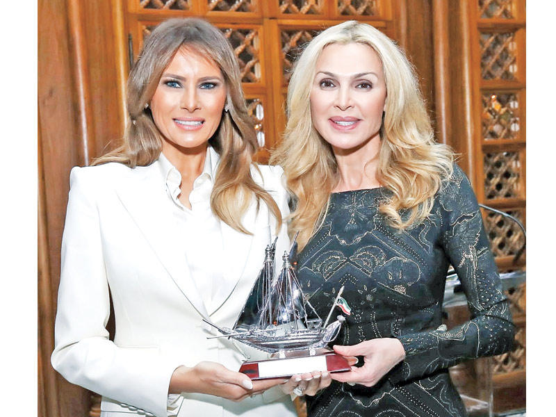 عقيلة سفير الكويت تسلم ميلانيا ترامب هدية تكريمية