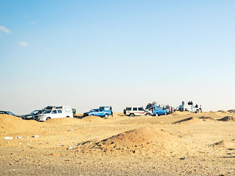 آليات عسكرية مصرية قرب موقع هجوم الواحات أمس  (أ ف ب)