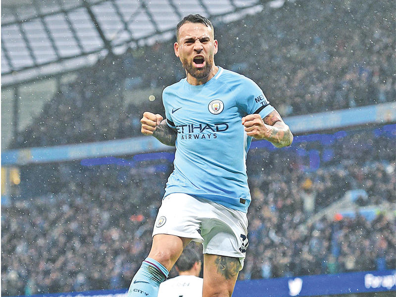 اوتاميندي نجم السيتي يحتفل بهدفه