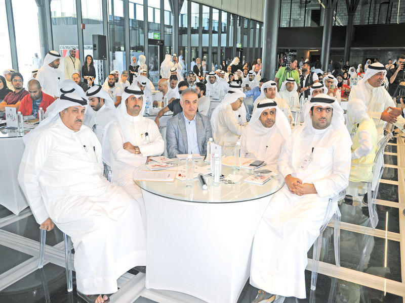 الروضان والجبري وجانب من المشاركين في الحلقة النقاشية