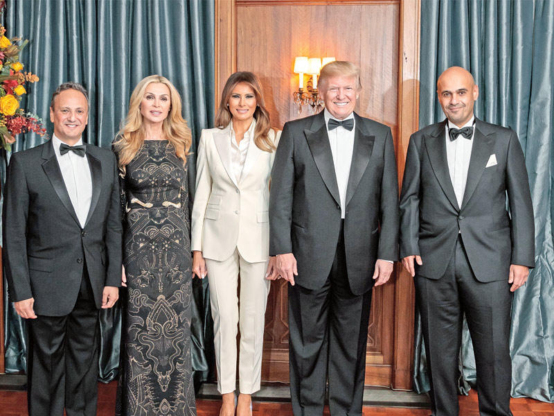 ترامب وزوجته يتوسطان الوزير أنس الصالح وسفير الكويت وعقيلته خلال الاحتفال