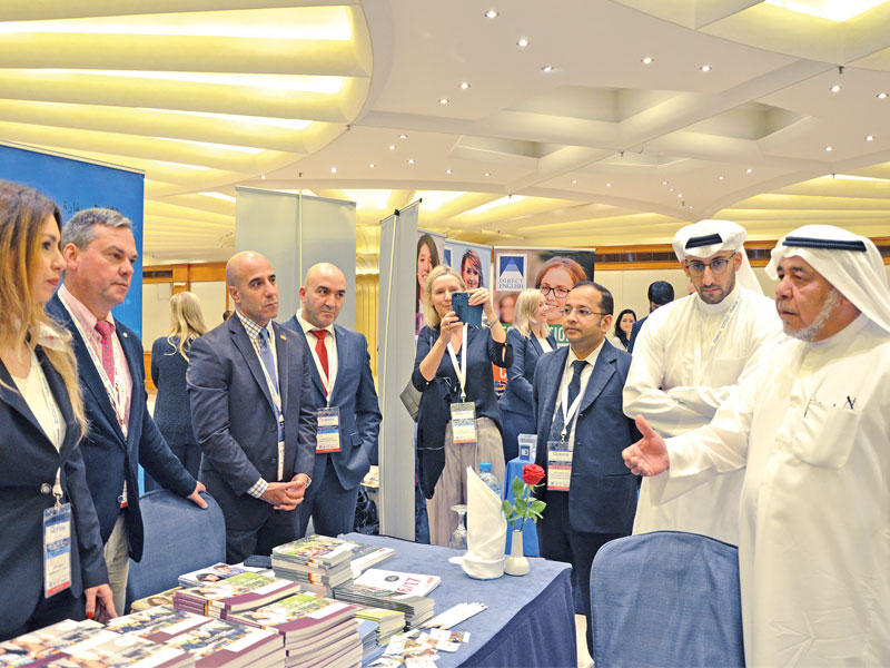 المسعد خلال جولته في المعرض