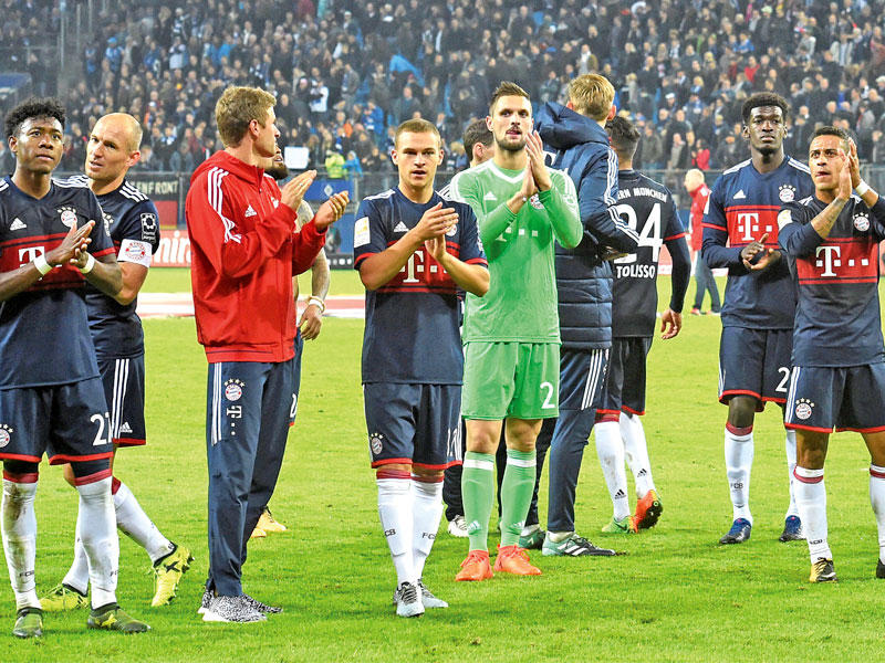 فرحة لاعبي بايرن بعد الفوز على هامبورغ