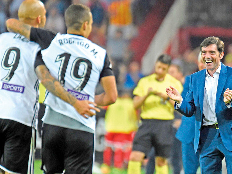 مارسيلينو مدرب فالنسيا يهنئ لاعبيه