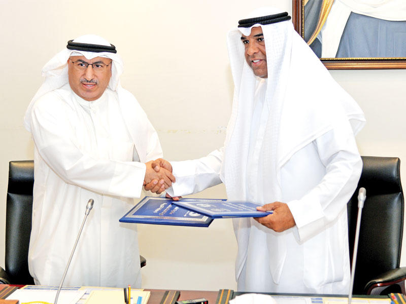 الفارس والنمش عقب توقيع الاتفاقية أمس