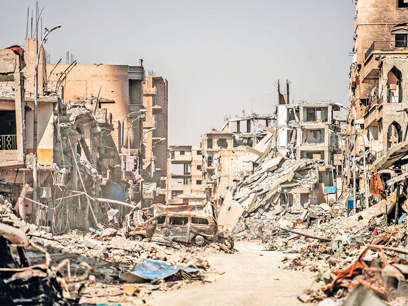 جانب من الدمار في الرقة (أ ف ب)