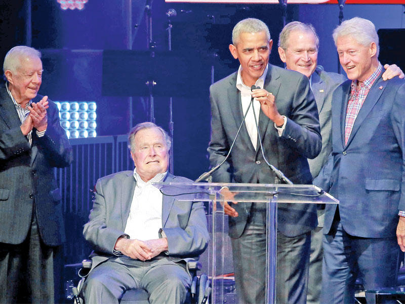 الرؤساء الخمسة من اليمين: كلينتون وبوش الابن وأوباما وبوش الأب وكارتر خلال الحفل (رويترز)