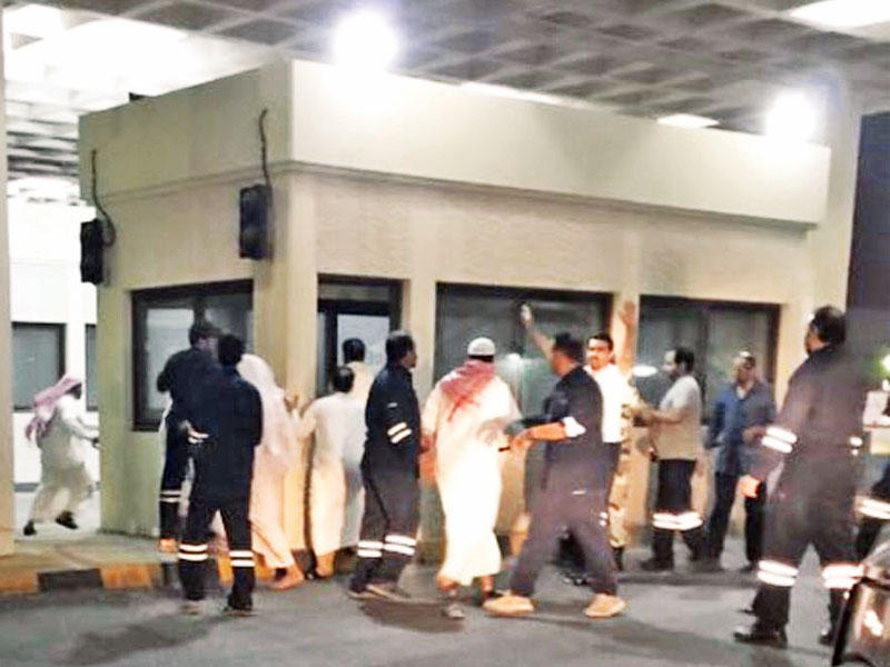 جانب من الاعتداء على أمن مصفاة ميناء عبدالله