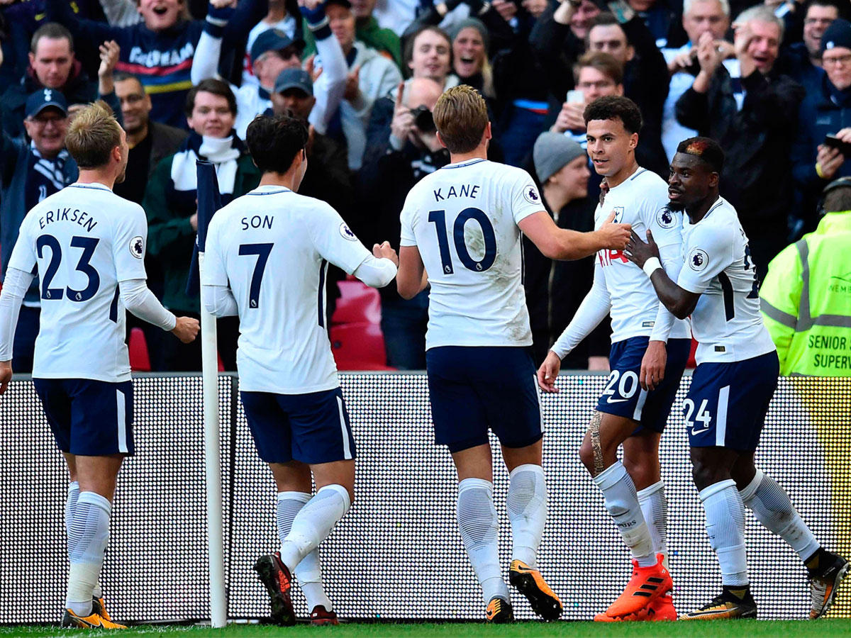 فرحة لاعبي توتنهام بعد الهدف الثالث في مرمى ليفربول