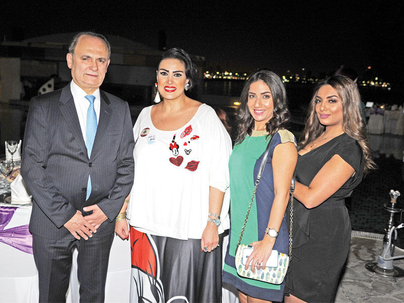 عدد من الحضور