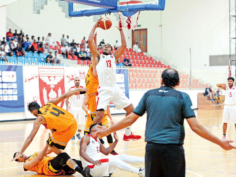 صراع تحت سلة القادسية ومحاولة تسجيل من الكويت (تصوير نوفل ابراهيم)