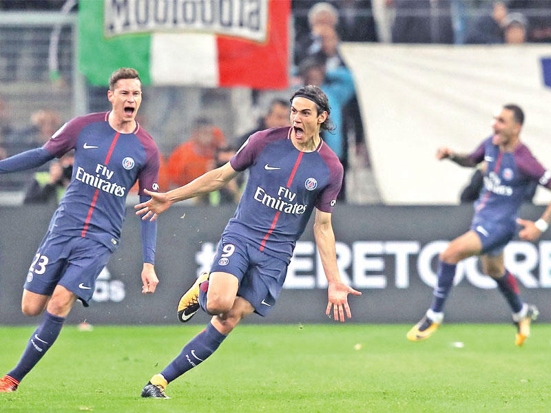 كافاني يحتفل بهدفه في مرمى مرسيليا