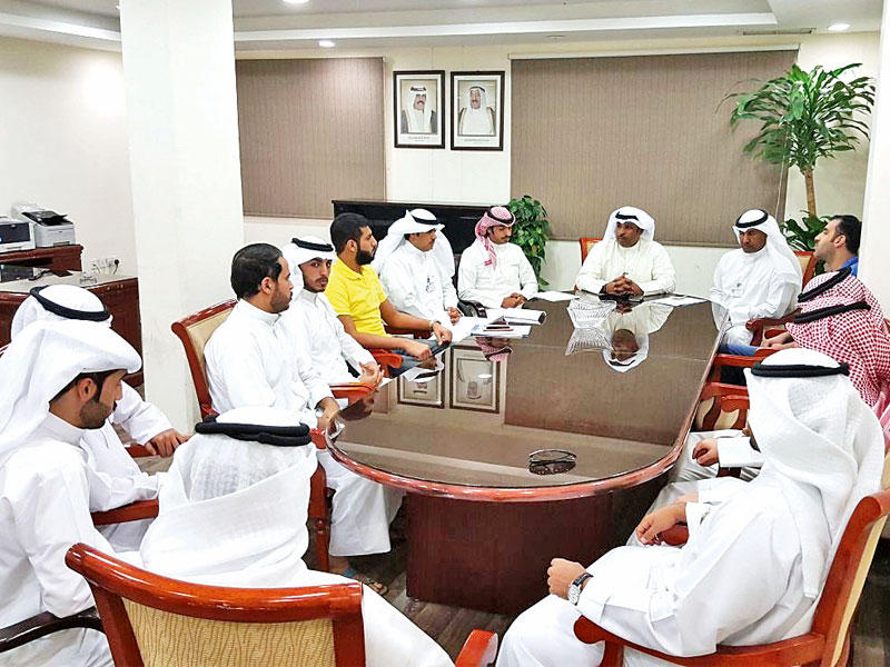 المكيمي متوسطاً المجتمعين