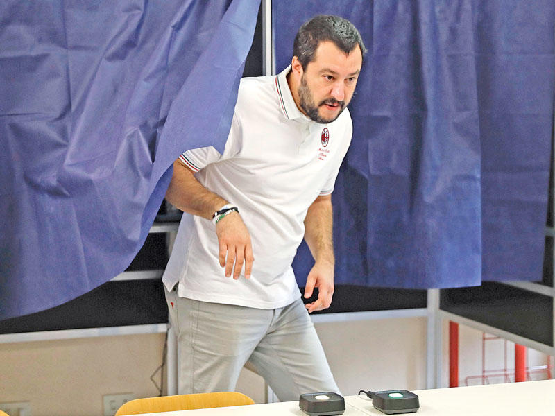 ماتيو سالفيني رئيس حركة «رابطة الشمال» وممثلها في البرلمان خلال الإدلاء بصوته أمس الأول في الاستفتاء 