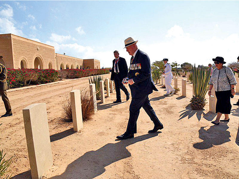 حاكم أستراليا الجنرال السير بيتر كوسغروف وزوجته يضعان أمس الأول زهوراً على أضرحة الجنود الأستراليين المشاركين في معركة العلمين بمناسبة الذكرى الـ75 للمعركة tttttt     (اي بي ايه) 