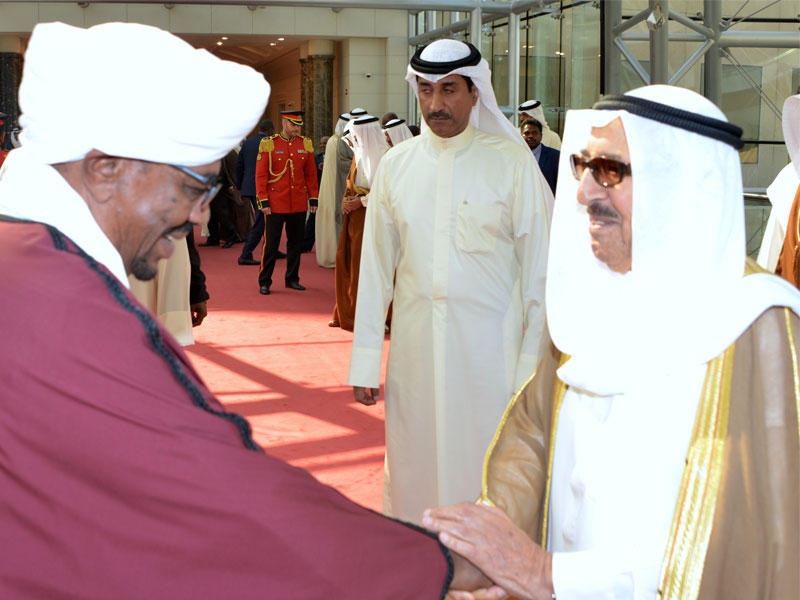 الأمير مودعاً الرئيس السوداني أمس