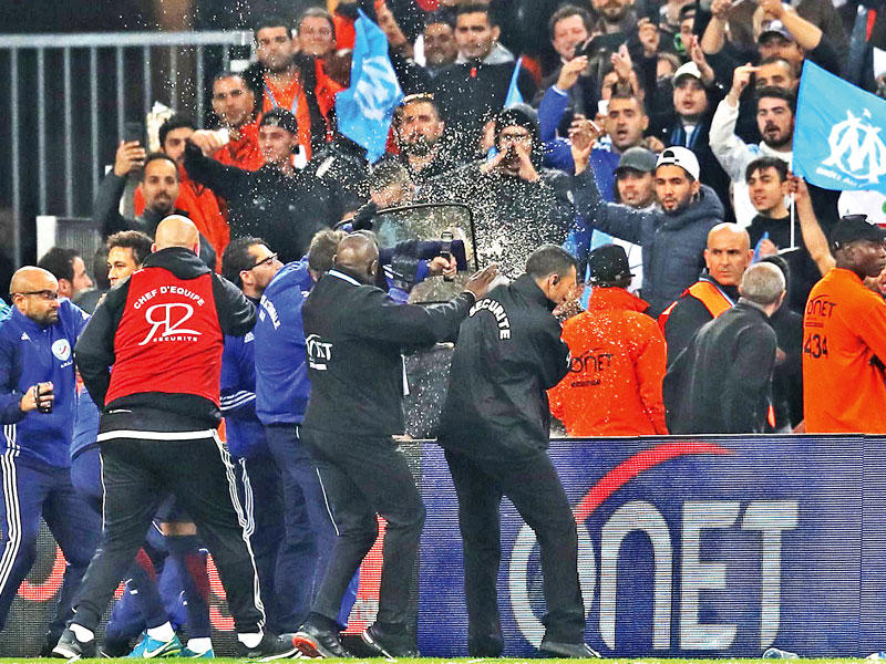 نيمار يتعرض للاعتداء من جماهير مارسيليا