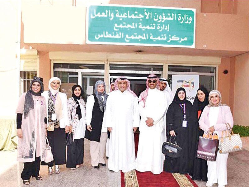 كاظم يتوسط موظفي «الشؤون» عقب افتتاح معرض تنمية المهارات الاقتصادية والحرفية للمرأة