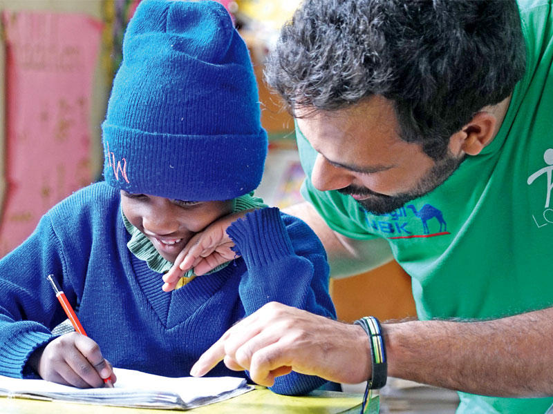 أحد شباب «لوياك» مع طفل تنزاني