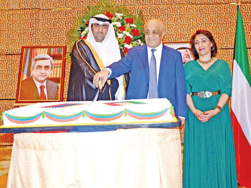 الروضان وسفير أرمينيا يقطعان كعكة الاحتفال