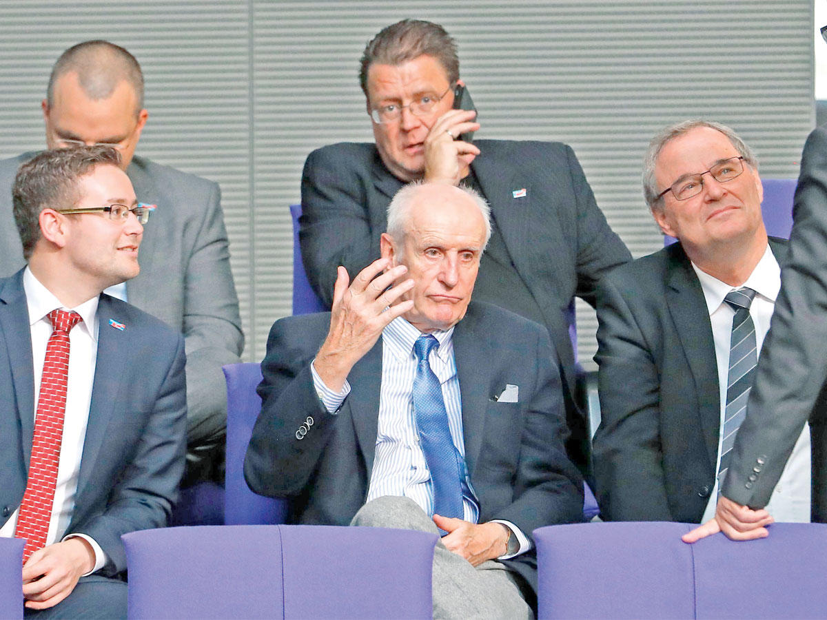 رئيس السن الذي ينتمي إلى «البديل» يحتج على تجاهله خلال افتتاح البوندستاغ  اليوم     (أ ف ب)