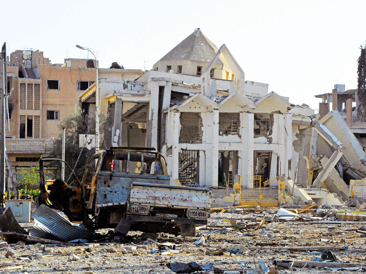 جانب من الدمار في الرقة أمس t(إي بي إيه)