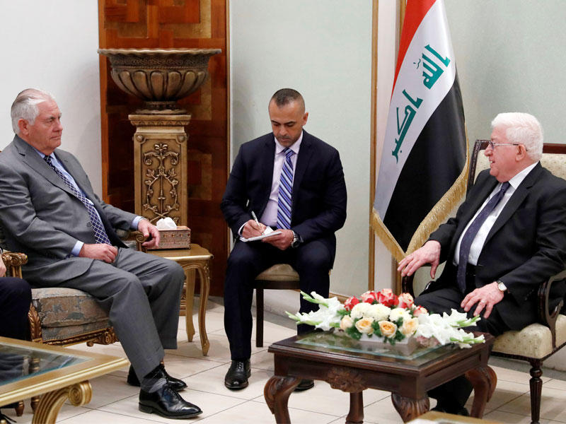 وزير الخارجية الأميركي ريكس تيلرسون يستمع إلى الرئيس العراقي