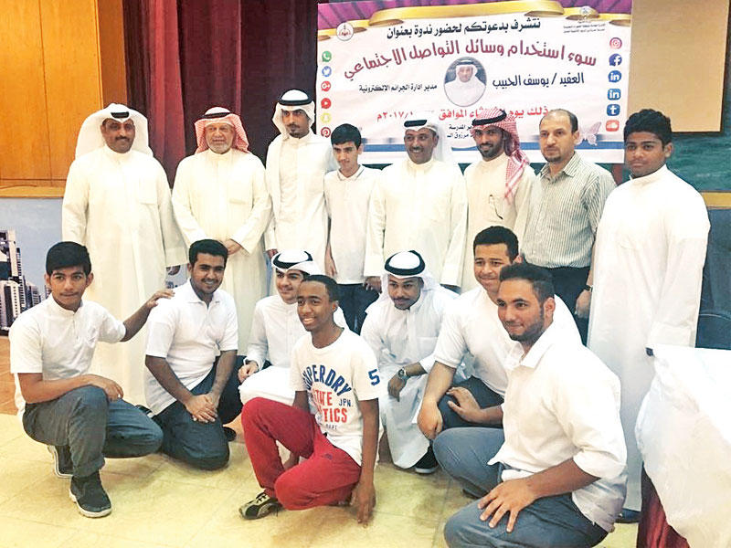 الحبيب متوسطا الطلبة في «عروة بن الزبير» أمس