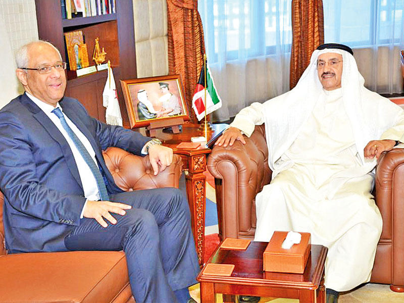 محافظ مبارك الكبير مستقبلاً السفير المصري