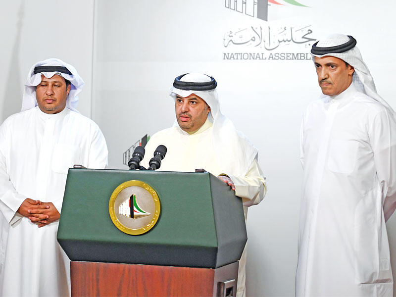 الحجرف متحدثاً في مؤتمره الصحافي وإلى جانبه السبيعي والعتيبي