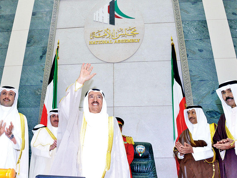 الأمير محيياً الحضور بمجلس الأمة أمس خلال افتتاحه دور الانعقاد الثاني... ويبدو ولي العهد والغانم والمبارك