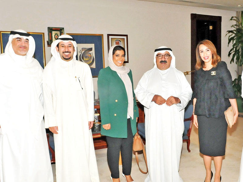 وزير الديوان مستقبلاً اعضاء الجمعية الكويتية للتخطيط الاستراتيجي