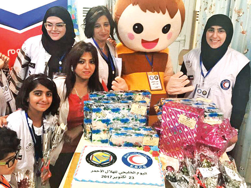 توزيع هدايا في يوم الهلال الأحمر الخليجي