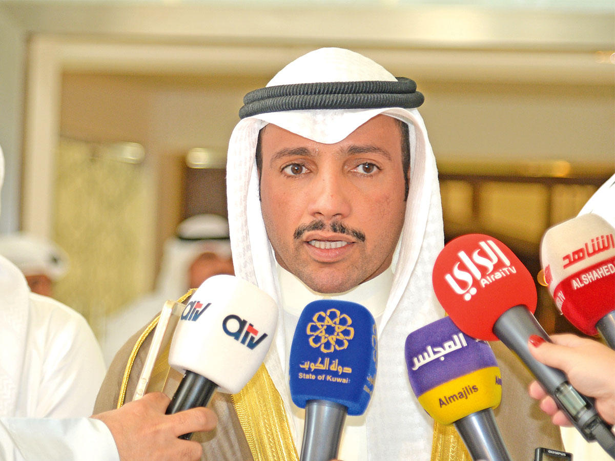 الغانم متحدثاً للصحافيين وإلى جانبه خورشيد (تصوير عبدالله الخلف)n