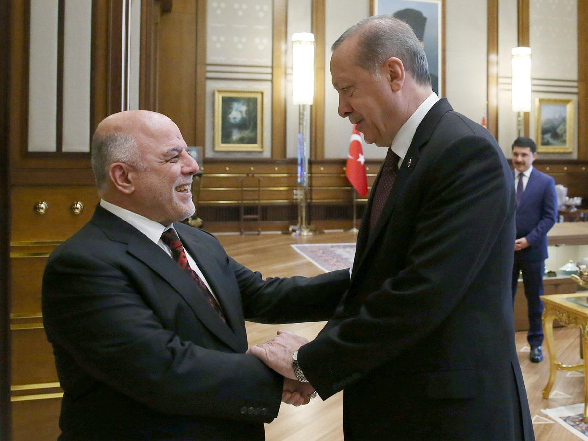 إردوغان مستقبلاً العبادي في أنقرة (رويترز)