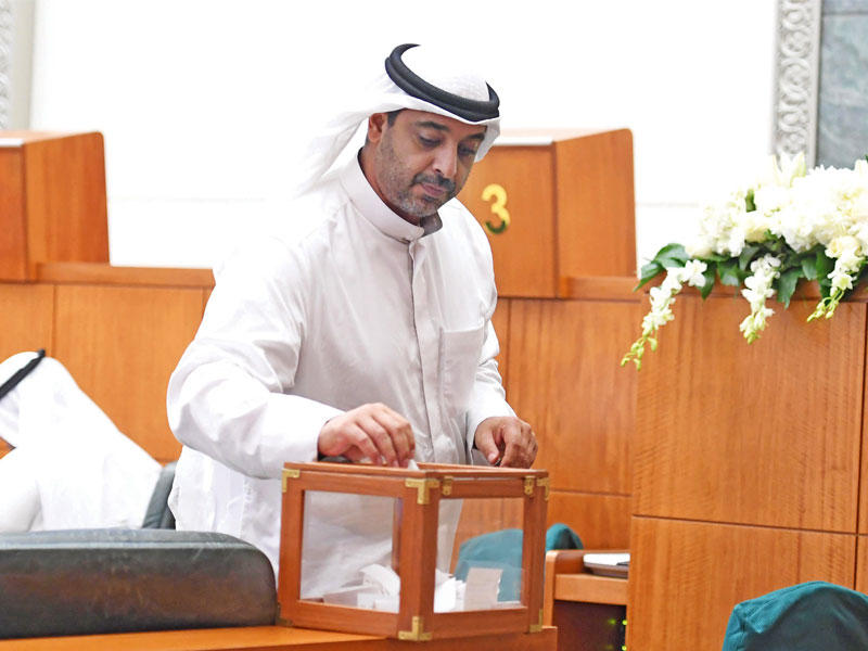 العبدالله يدلي بصوته في انتخابات اللجان بعد استجوابه