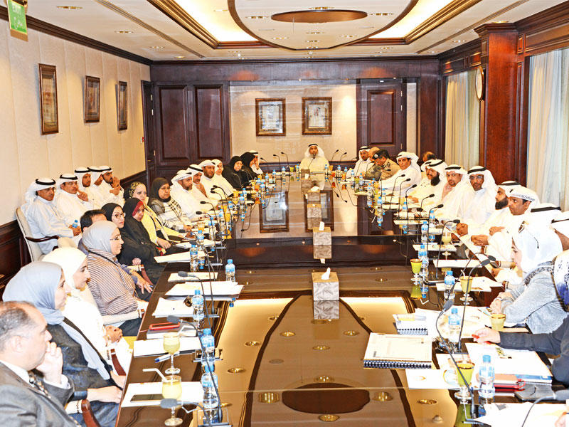 الحبيل مترئساً اجتماع «السكنية» أمس