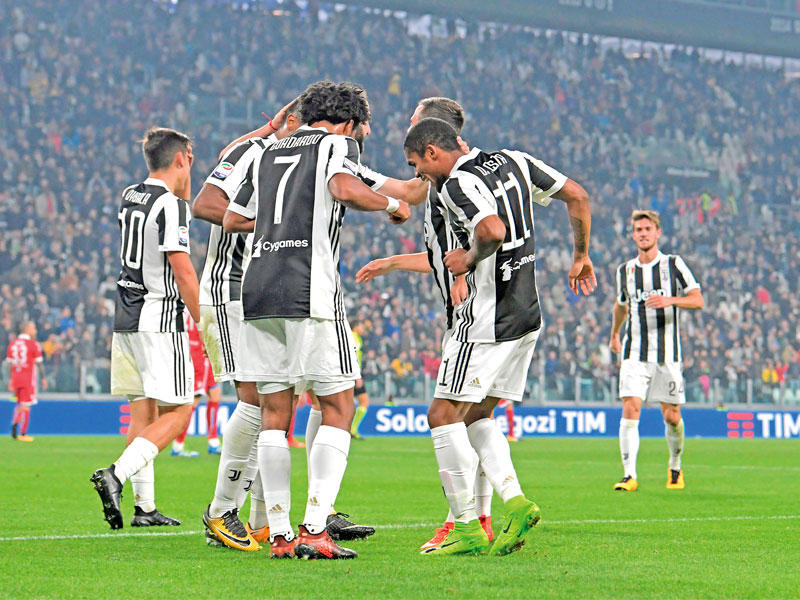 احتفال لاعبي يوفنتوس بهدف كوادرادو