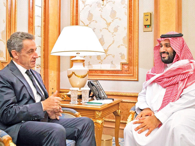 بن سلمان مستقبلا الرئيس الفرنسي السابق نيكولا ساركوزي في الرياض أمس (واس)
